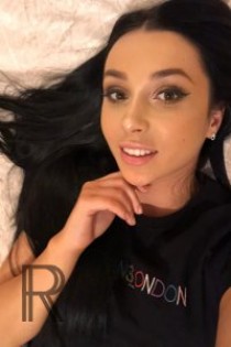Karly escort available in London