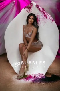 Escort Carla with brunette hair