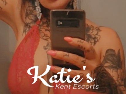 Escort Kendal with brunette hair