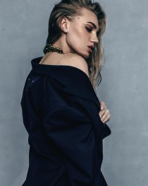 Escort Simona with blonde hair