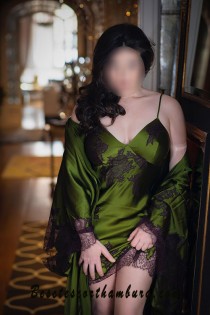 Escort EMMA with black hair