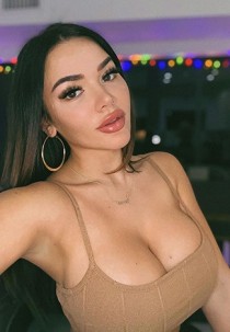 Escort HANNA with brown hair