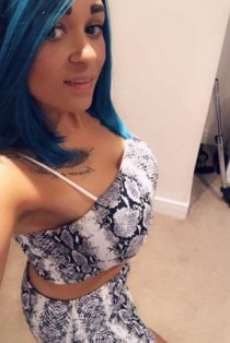 Escort Candice with brunette hair