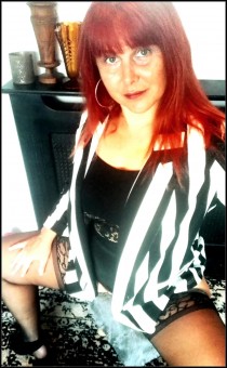 Escort Kat with brunette hair