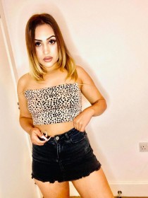 Escort Bea with blonde hair