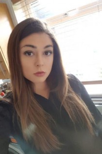 Escort Poppy with brunette hair