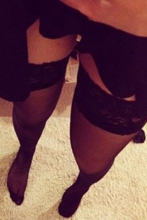 Escort Mia with brunette hair