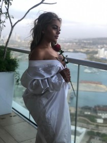 Escort Rosana with blonde hair