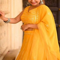 Escort PRACHI RAMAN with black hair