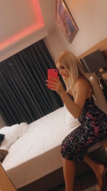 Escort Alissa with blonde hair