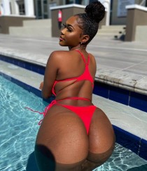 Escort Linazz with black hair