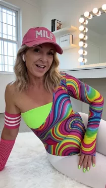 Escort Shay with blonde hair