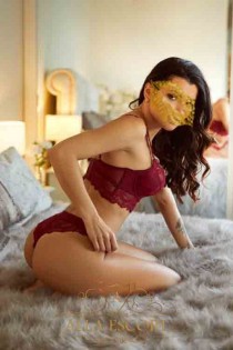 Escort MAYA with black hair