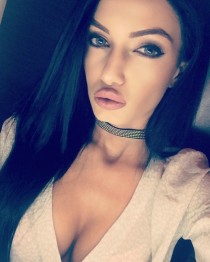 Escort Roxy with brunette hair
