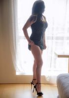 Hande oozes sex-appeal in Istanbul
