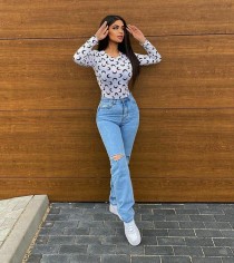 Escort mirrar with black hair