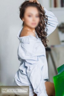 Escort CLAIR with brown hair