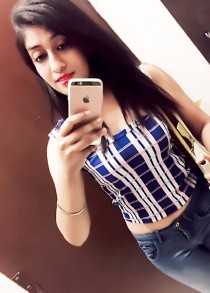Escort Isa Basu with blonde hair