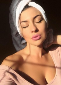jale D bust size Natural