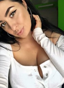 Escort jale with blonde hair