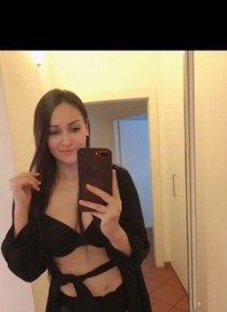 Escort sefa with brunette hair