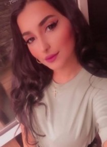 Escort hiranur with black hair