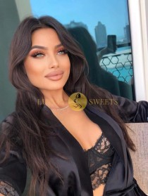 Escort Lidia with black hair
