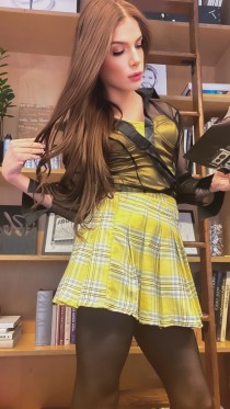 AnniTS escort available in London