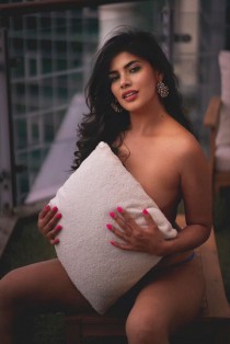 Esenya escort available in London