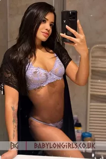 Escort Splendid with brunette hair