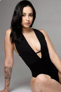 Escort Milkyway with brunette hair