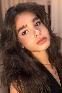 Escort Bounty with brunette hair