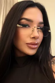 Escort Yagami with brunette hair