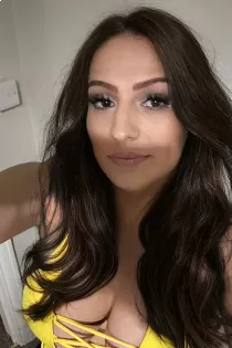 Escort Lucie with brunette hair