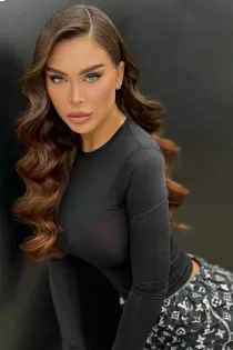 Escort Leica with brunette hair