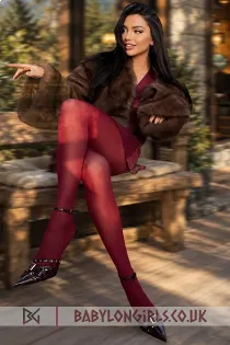 Escort Elsie with brunette hair