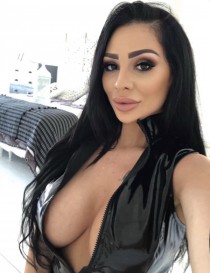 Escort Bonnie with black hair