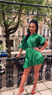 Escort Jemma with brunette hair