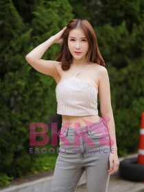 Escort Nora with brunette hair