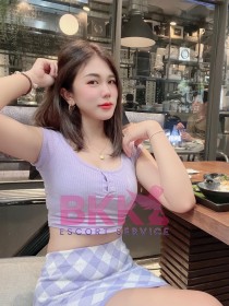 Escort Lisa with brunette hair