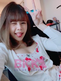 Escort Nari with brunette hair