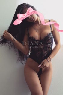 Escort Mila with Black hair