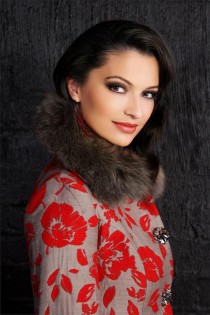 Escort Adela Blackwood with brunette hair