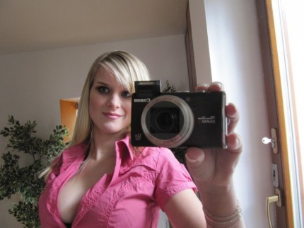 Escort Noellya with blonde hair
