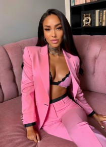 Escort Mercedes with brunette hair