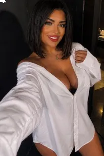 Escort Lara Sparkles with brunette hair
