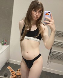 Escort RuthCaxz with brunette hair