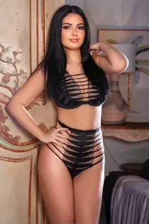 Escort Heidi with brunette hair