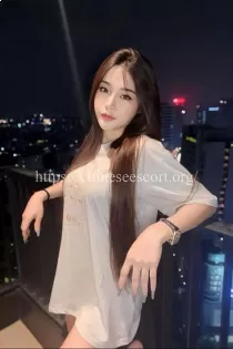Escort Apple with black hair