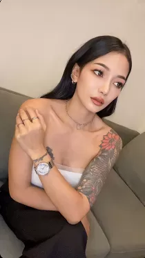 Escort Nadai with black hair